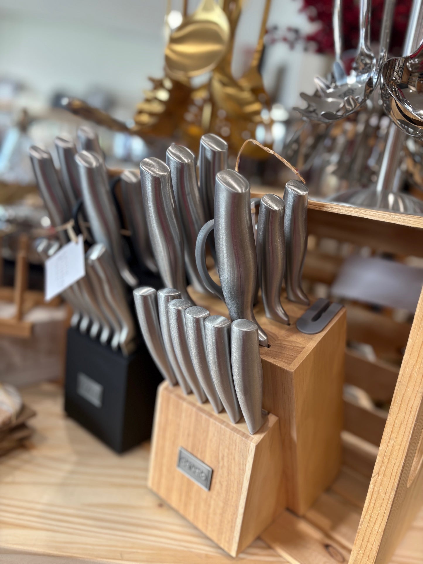 Elegant 15 Piece Kitchen Knife Set with Integrated Sharpener